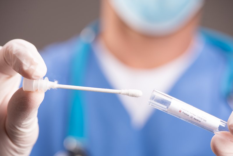 Puțin peste 2.000 de noi cazuri de COVID-19. Numărul internărilor și al deceselor, în scădere