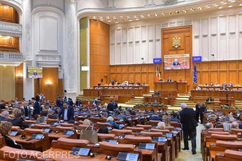 Scandal în Parlament și pe legile justiției: „Bă, chiar nu vă e rușine, bă, ipocriților, securiștilor, hoților care sunteți?” / „Un traseist care lingea clanțele”