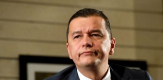 Sorin Grindeanu: Guvernul va aloca 5 milioane de lei către Tarom, care îi va transporta acasă pe cei afectaţi de oprirea zborurilor Blue Air