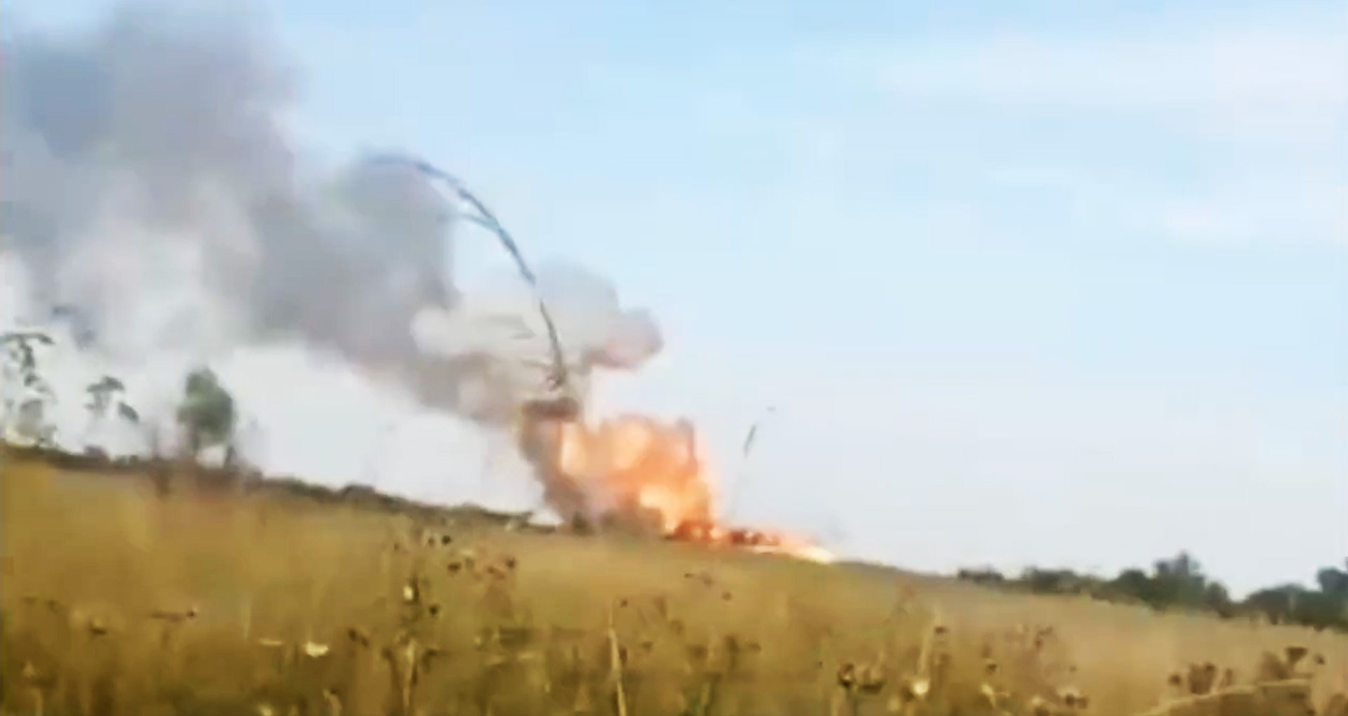 VIDEO Ce se întâmplă cu un camion rusesc ce transportă 200 de mine după ce trece peste o mină
