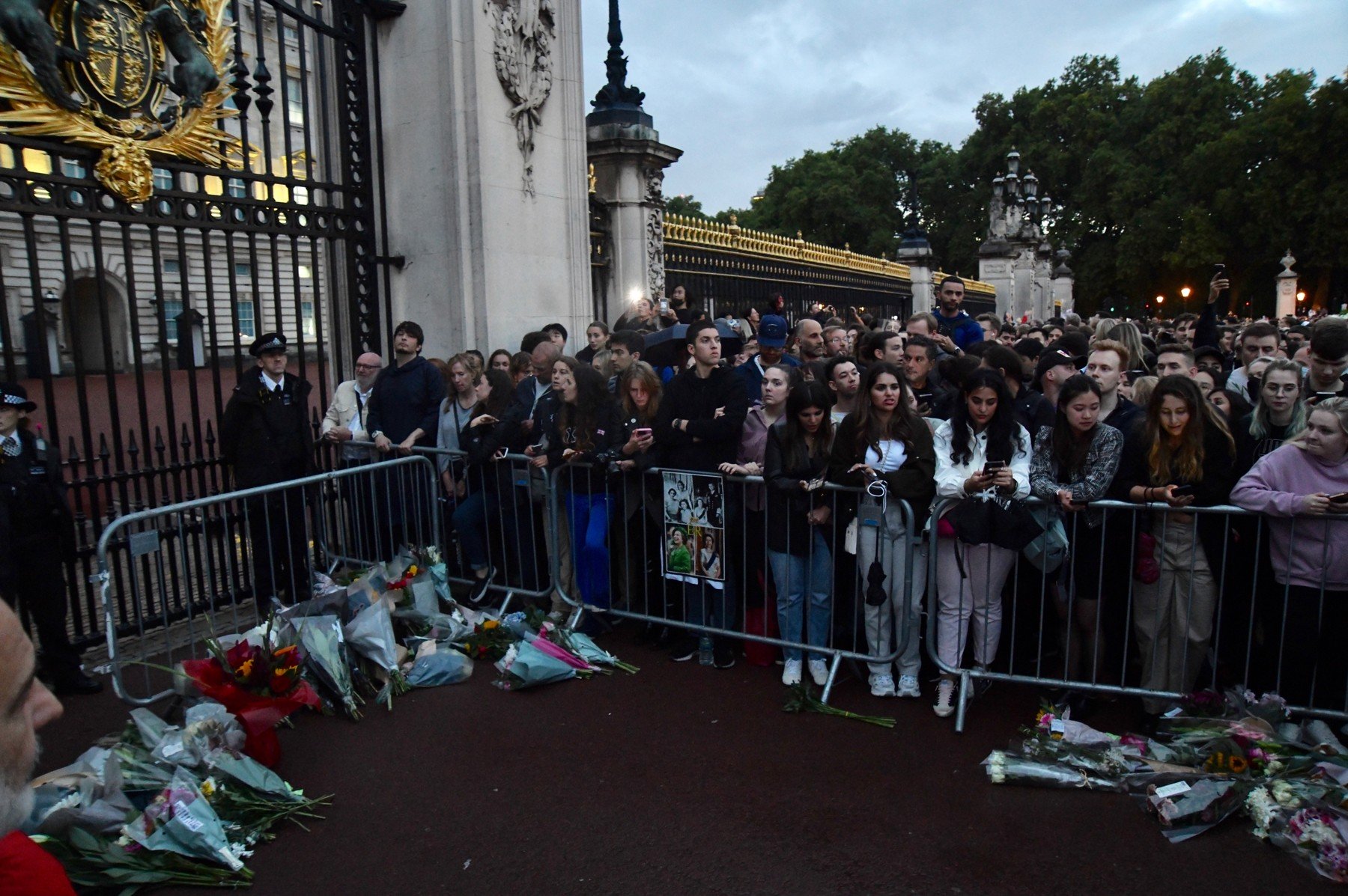 VIDEO Imagini emoționante în fața Buckingham Palace. Mulțimea înlăcrimată a cântat God Save the Queen în amintirea reginei Elisabeta a II-a