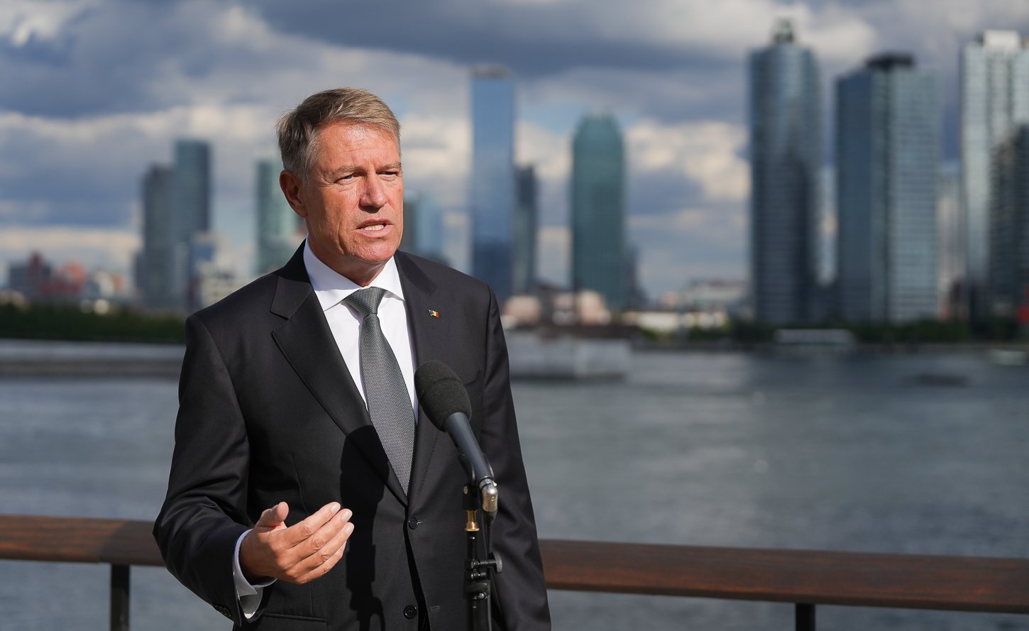 Iohannis: Deocamdată nu îndeplinim criteriile tehnice pentru Visa Waiver / Despre achiziţia a 600 BMW de către Poliţia Română: Este inadmisibil ca numele şi poziţia mea să fie trasă într-o chestiune care poate fi verificată tehnic