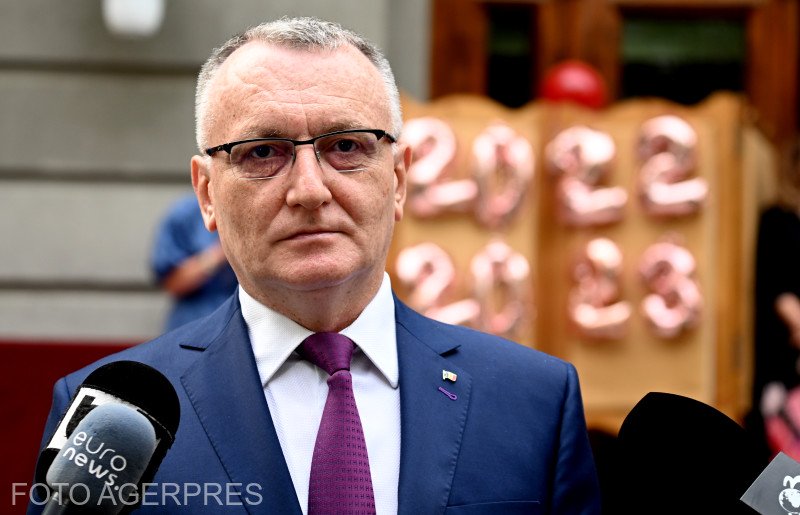 VIDEO Ministrul Educației acuză de „fake news” un jurnalist HotNews / Ordinul din Monitorul Oficial privind bursele pentru elevi îl contrazice