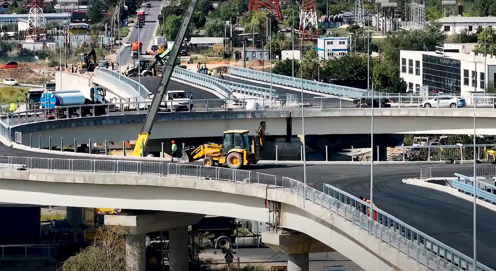 VIDEO Pasajul de la Domnești: A fost asfaltat în întregime giratoriul suspendat / Când va fi inaugurat