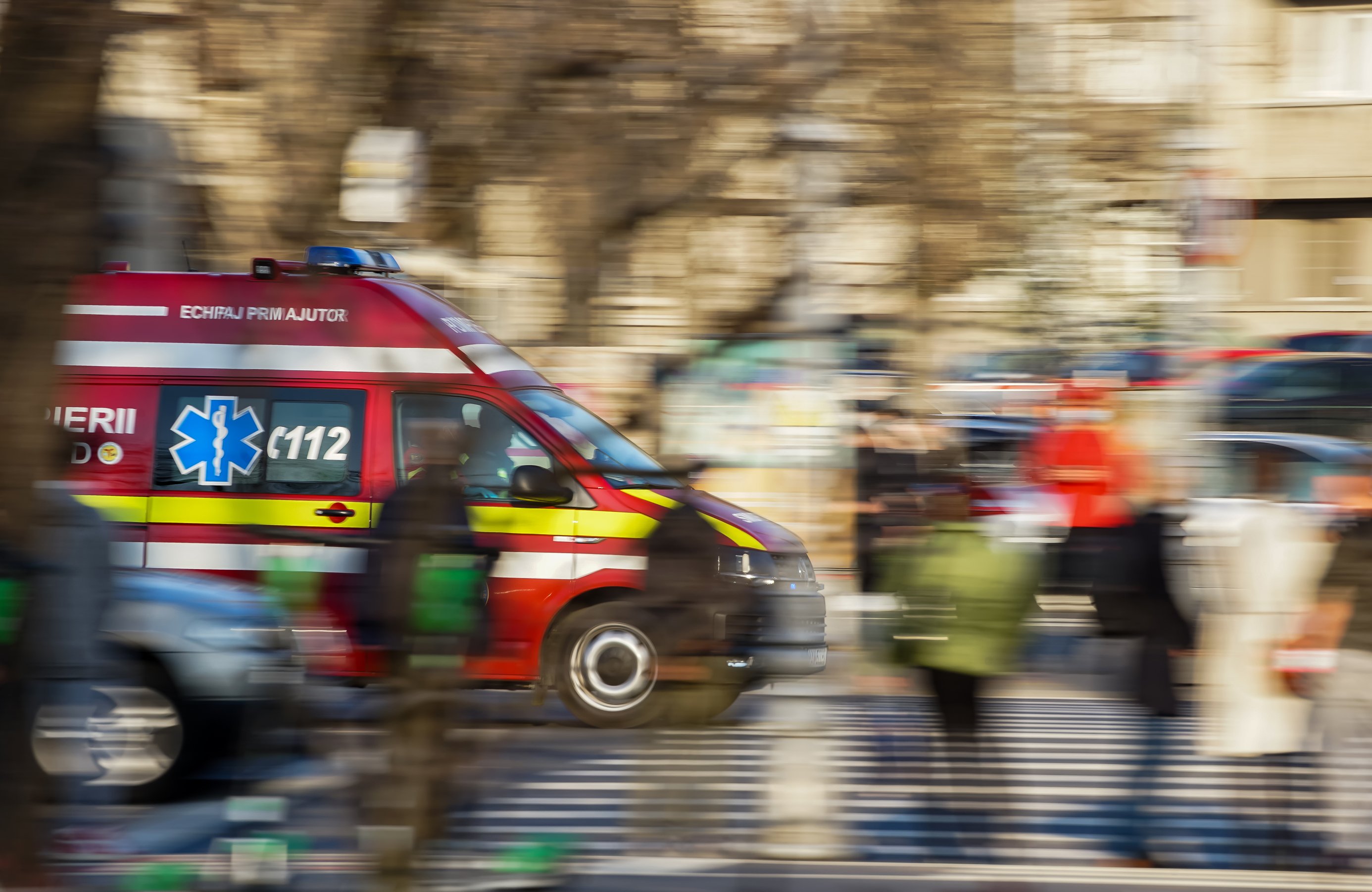 VIDEO Patru persoane rănite, inclusiv un copil, după ce o ambulanță s-a răsturnat într-un șanț din Constanța