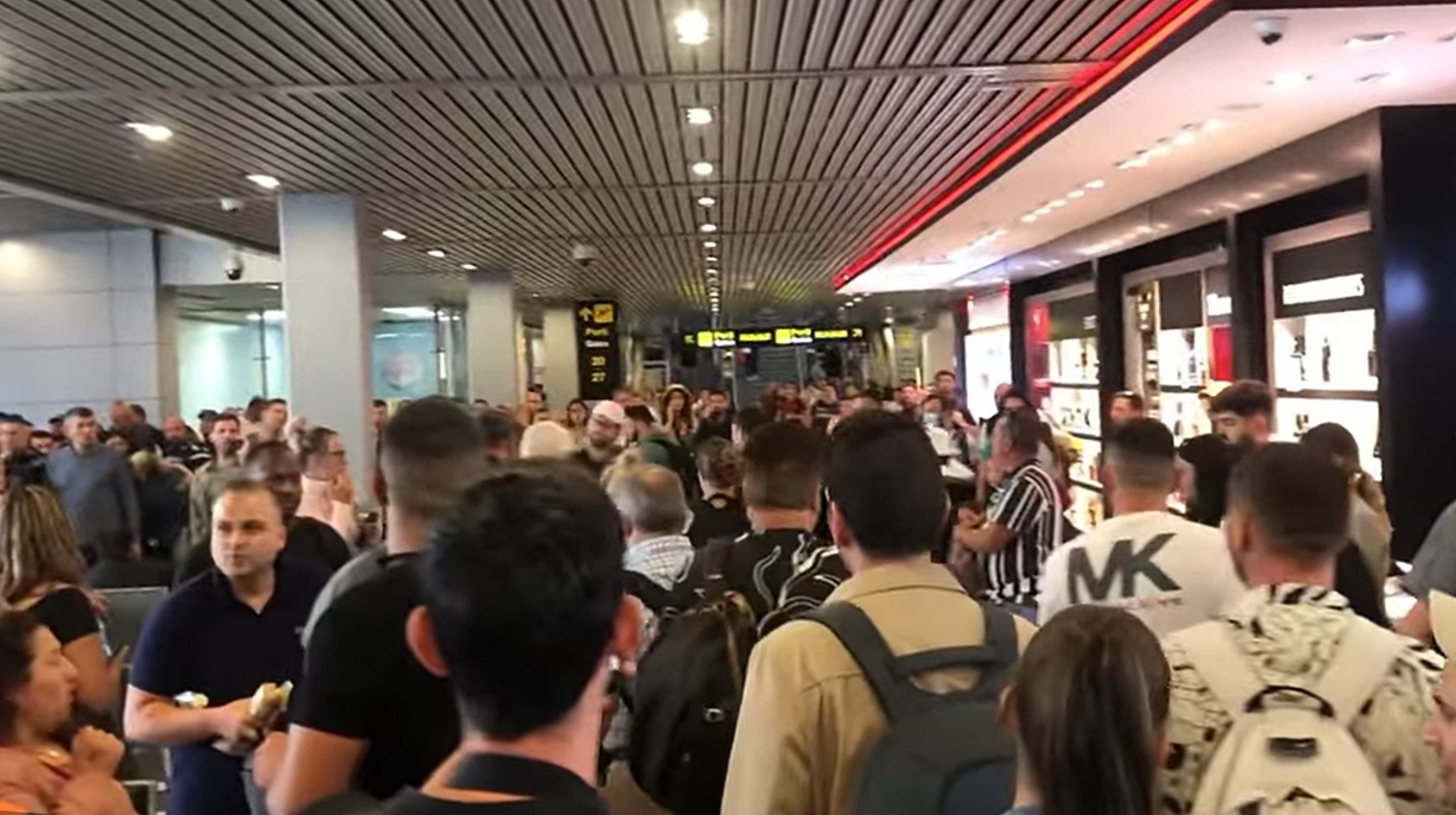 VIDEO Revoltă pe Otopeni. Peste 1.000 de pasageri ai Blue Air erau în aeroport când au fost oprite zborurile