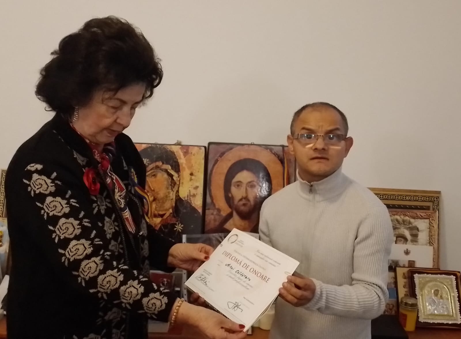 MIHAI CĂLDĂRARU A PRIMIT O DIPLOMĂ DE ONOARE DIN PARTEA DOAMNEI MINODORA ILIE, PREȘEDINTELE FUNDAȚIEI INTERNAȚIONALE OMENIA.