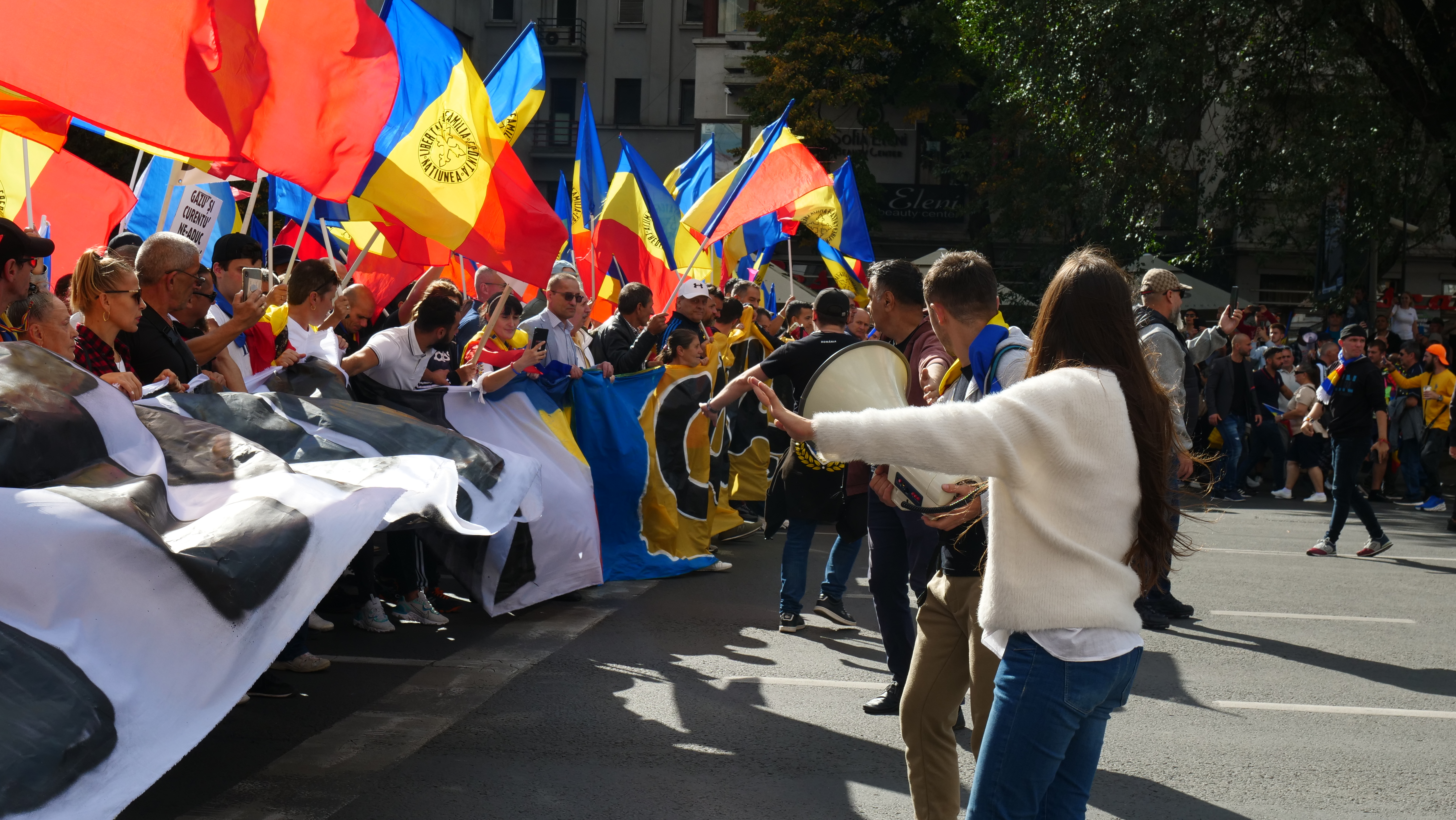 Dosar penal pentru arme albe și amenzi de 32.000 de lei la protestul AUR
