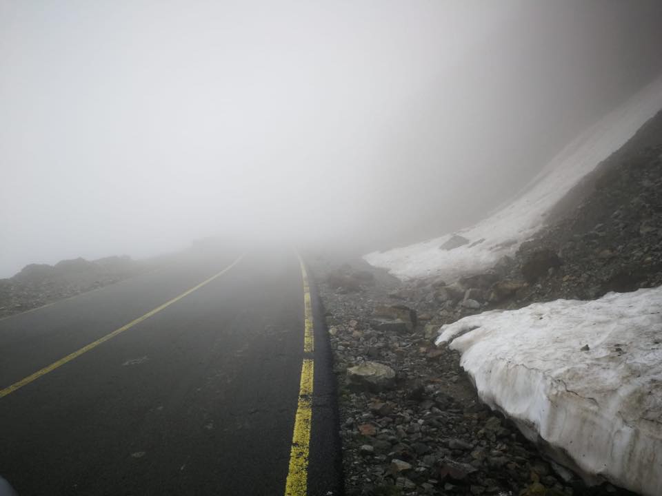 Circulația rutieră a fost închisă pe Transalpina din cauza viscolului