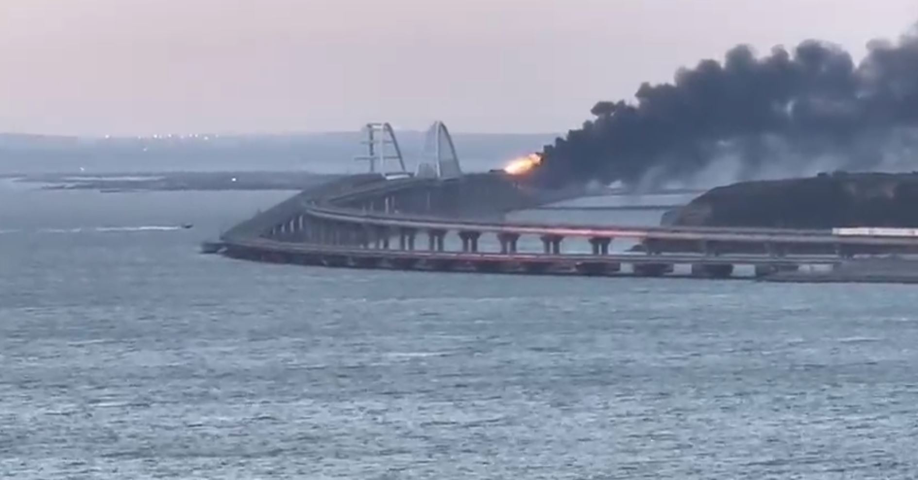 LIVE Război în Ucraina ziua 227: Podul Kerci din Crimeea, grav afectat de un incedniu și prăbușirea unei secțiuni în apă / UE a decis să acorde și mai mult sprijin militar și financiar Ucrainei