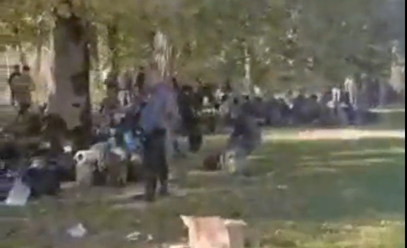 VIDEO „Au greșit documentele”. Zeci de recruți stau de două zile sub cerul liber pentru că nimeni nu știe cărei unități militare aparțin