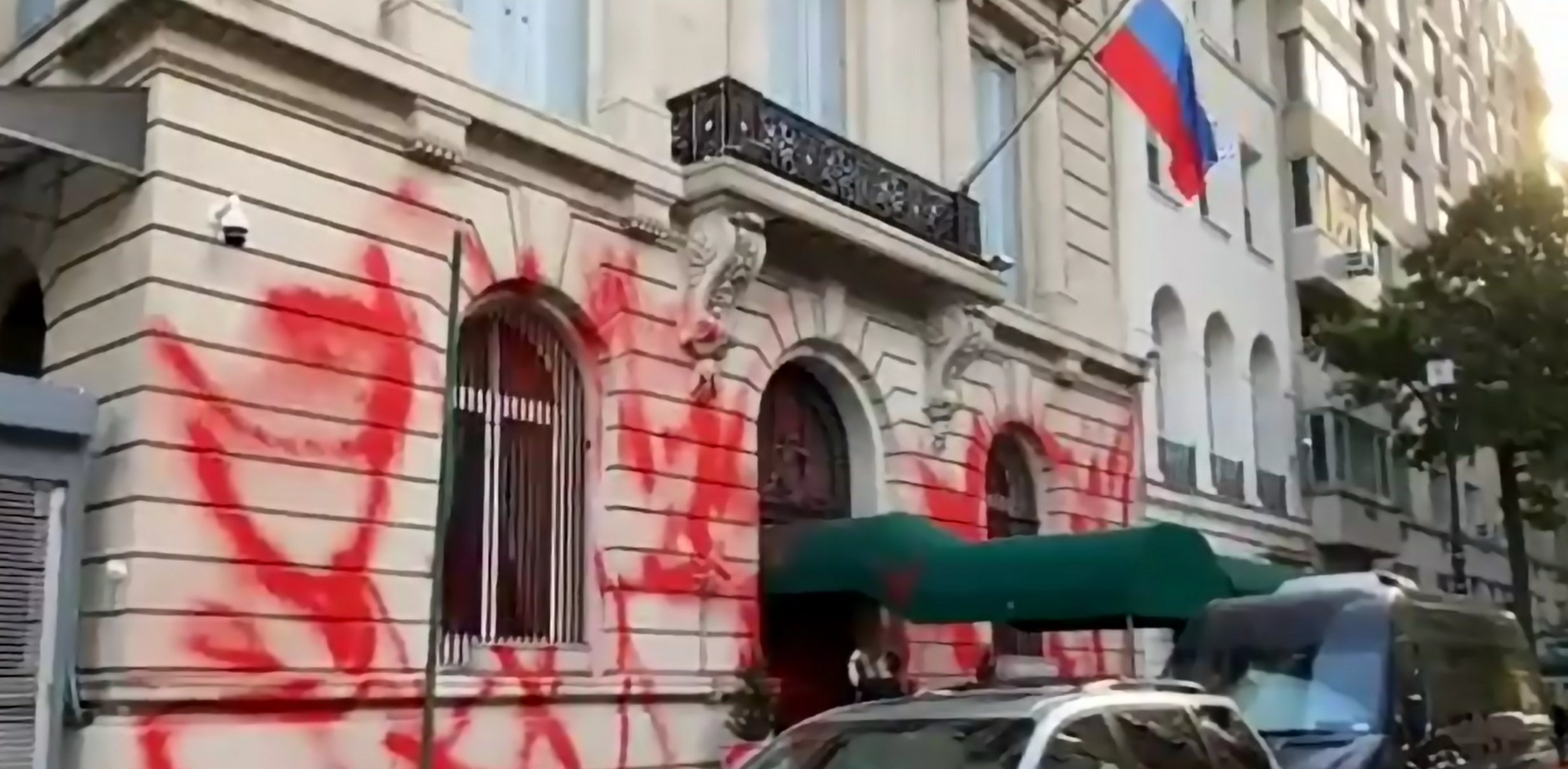 VIDEO Consulatul rus din New York a fost vandalizat cu vopsea roșie în ziua în care Putin a anexat 15 la sută din teritoriul ucrainean