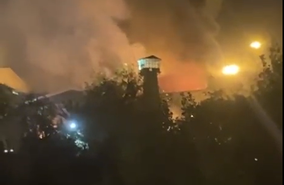 Incendiul de la închisoarea pentru deținuți politici din Teheran. Patru prizonieri au murit şi 61 au fost răniţi