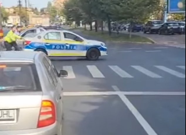 VIDEO Sindicatul Europol publică imagini cu doi poliţişti care împing maşina de serviciu, în plin scandal al achiziției de BMW-uri pentru Poliție