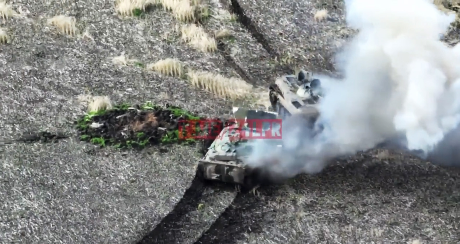 VIDEO Ucrainenii au lovit un blindat rusesc în timp ce încerca să salveze echipajul unui alt blindat rusesc / Deznodământ remarcabil