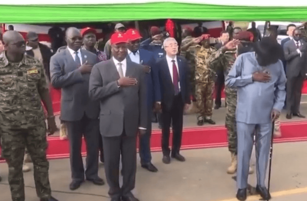 Președintele Sudanului a urinat pe el în timpul unei ceremonii. Cum explică un oficial VIDEO