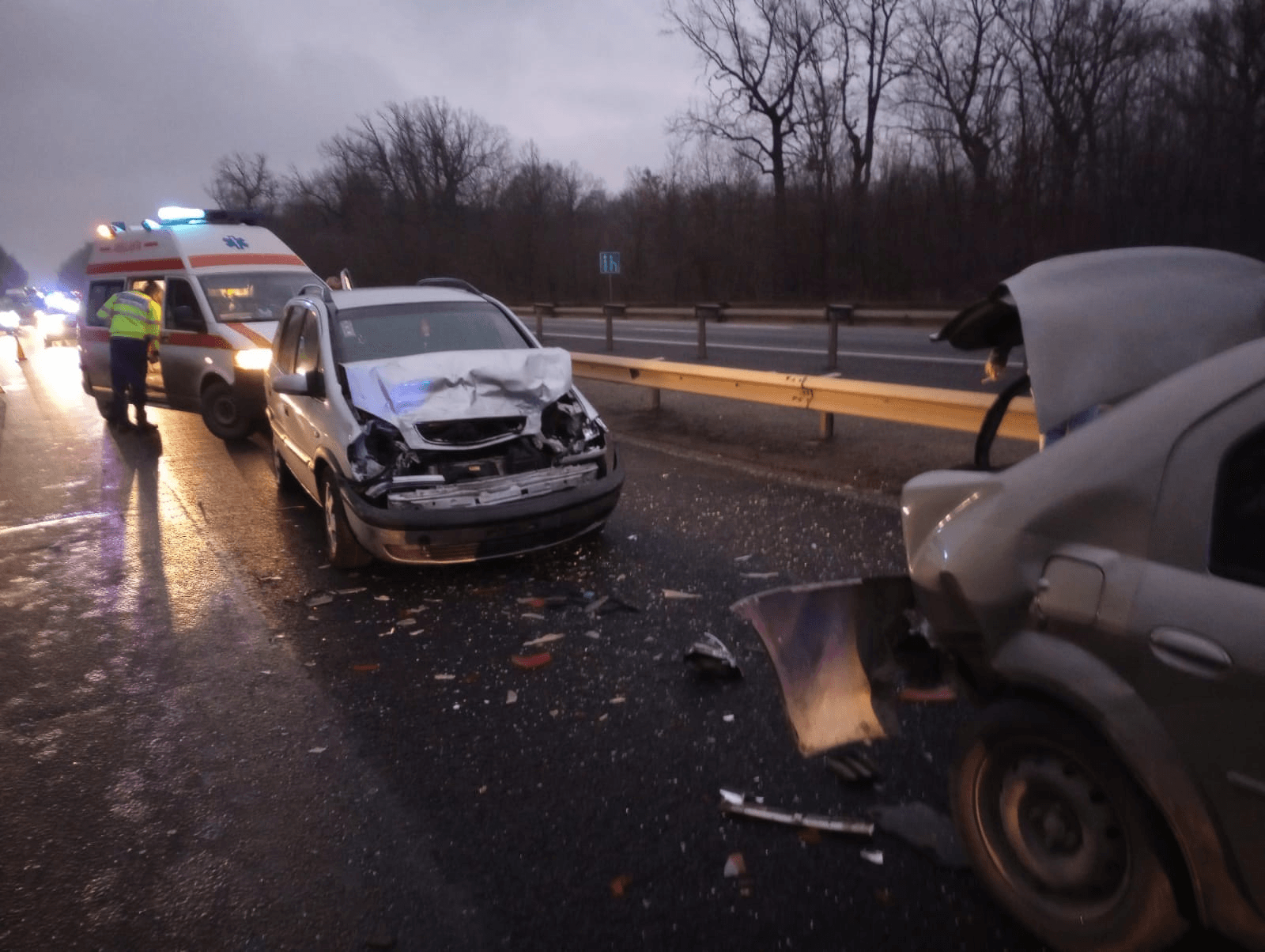 Tânără însărcinată, rănită într-un accident cu trei mașini pe A1 București-Pitești