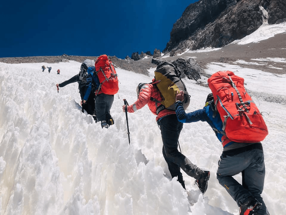 Premieră istorică. Doi români nevăzători au ajuns pe Vârful Aconcagua, la 6.962 metri VIDEO