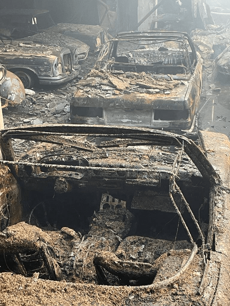 Mașini de epocă de sute de mii de euro au ars în incendiul de la Tetarom. Cui aparțineau cele mai multe „bijuterii”