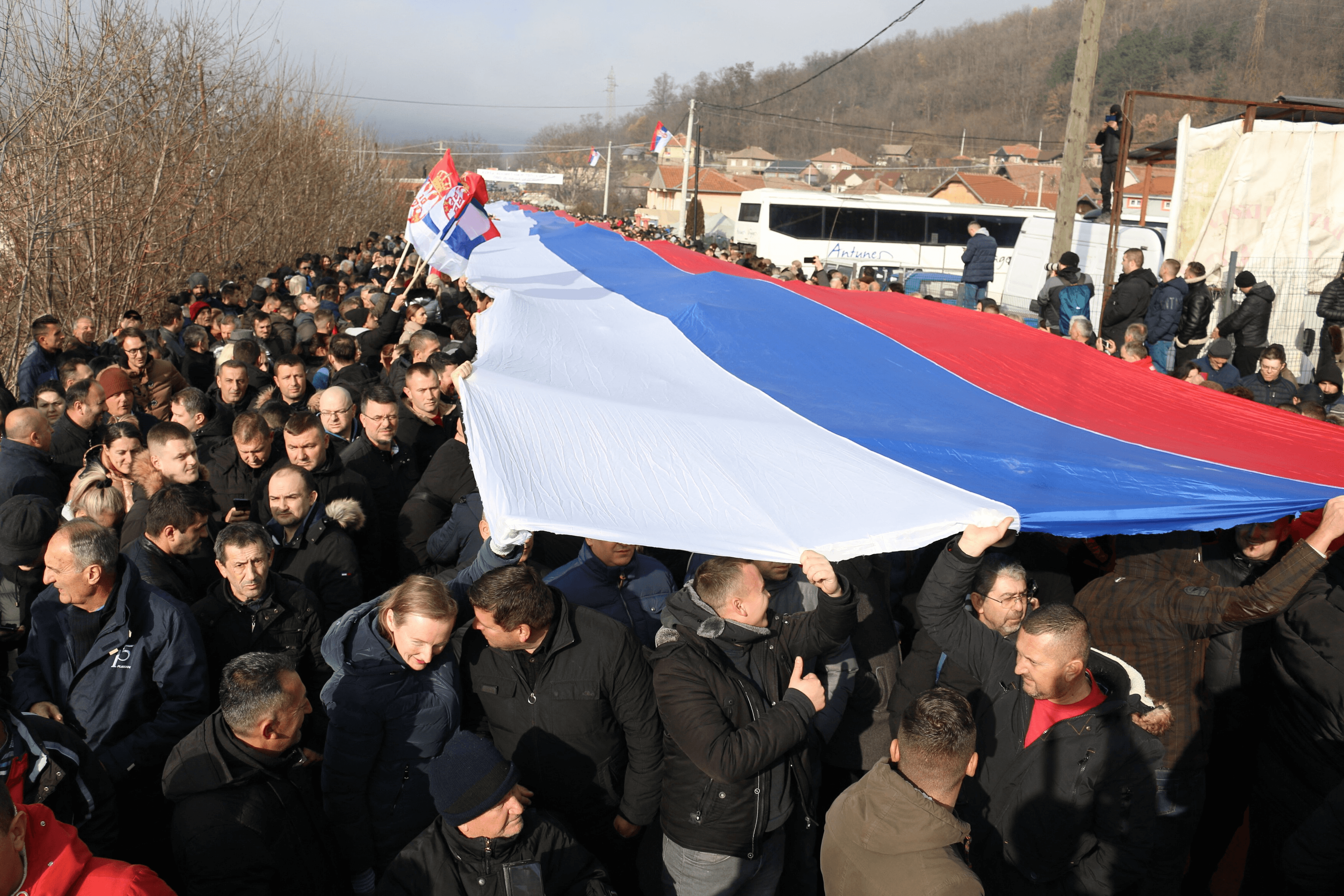 Mii de etnici sârbi au protestat din nou în Kosovo, monitorizați de forțe NATO