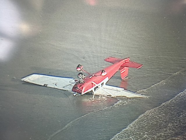 Un avion de mici dimensiuni s-a prăbuşit pe plaja din Santa Monica, California