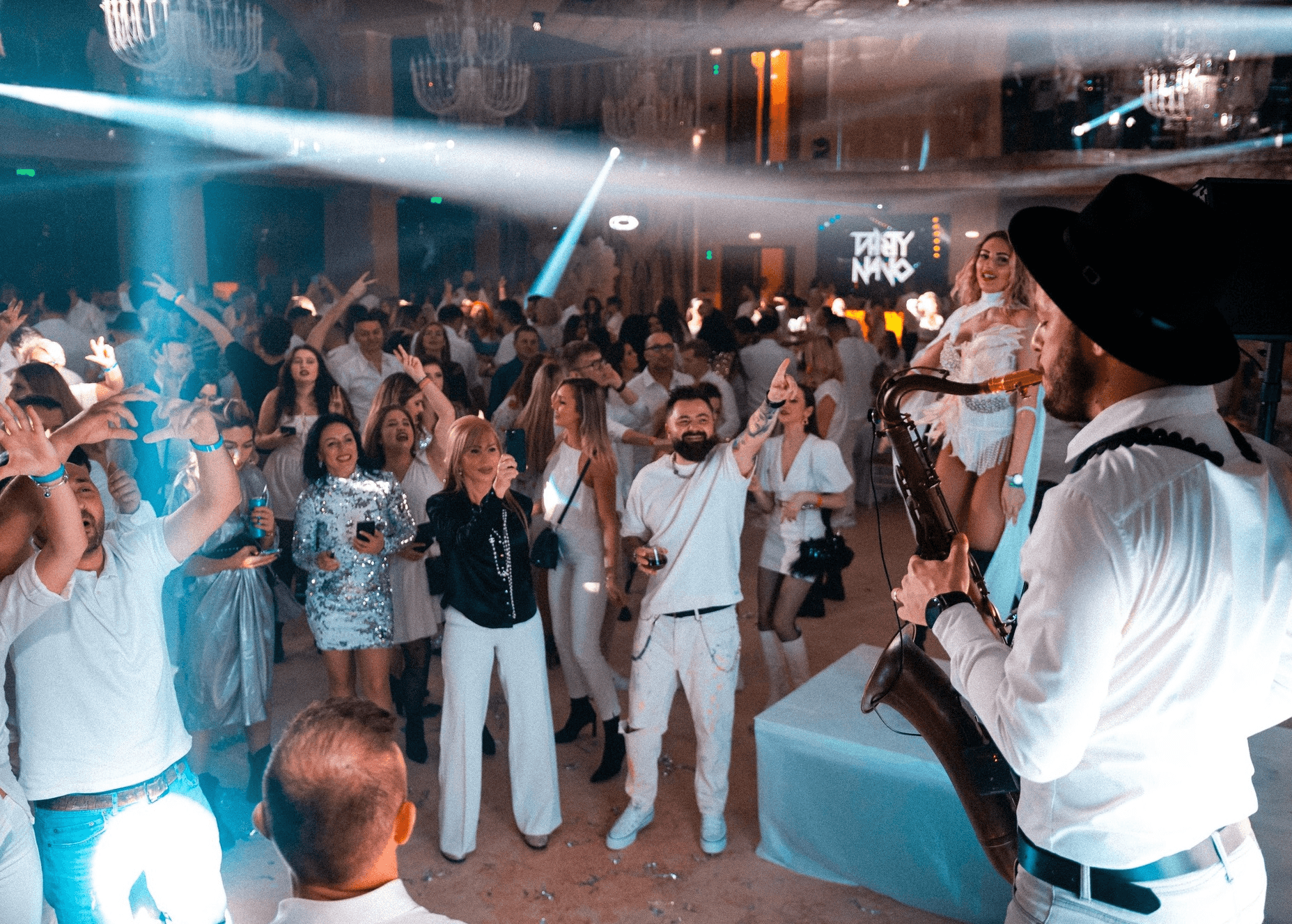 Oferte last minute de Revelion la Cluj: pe pârtie cu zăpadă artificială, la hotel cu medalion de struț sau în club