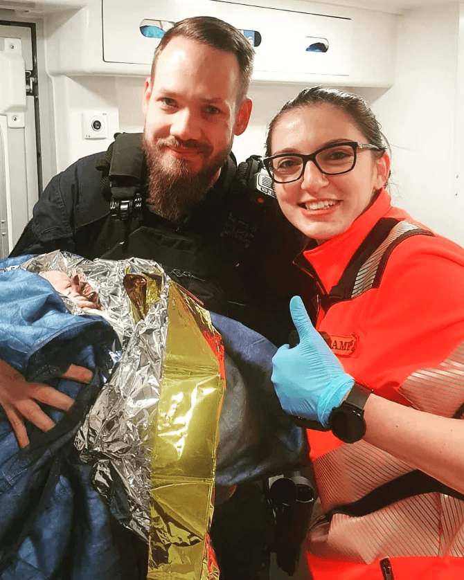 O femeie a născut într-un avion care zbura spre București. Aterizare de urgență la Praga