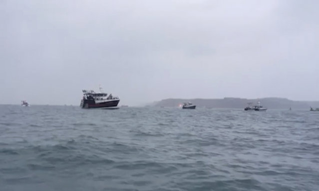 Guvernul britanic vrea să oprească traficul de imigranţi pe Canalul Mânecii