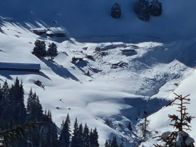 Aproximativ 10 persoane căutate după ce ar fi fost prinse într-o avalanşă în Austria