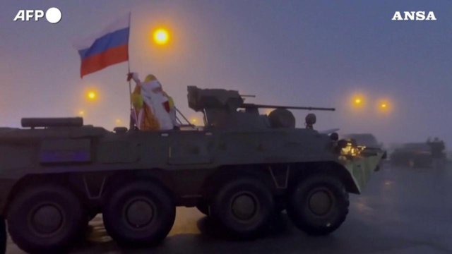 la Belgorod, Moş Crăciun rusesc salută trupele dintr-un tanc