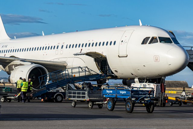 Descoperire şocantă pe un aeroport din Marea Britanie. Cadavrul unui bărbat a fost găsit în trenul de aterizare al unui avion