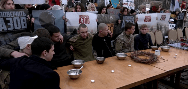 Crăciunul prizonierilor Azov: sârmă ghimpată la masă