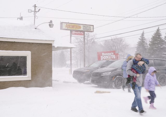 Furtună nemiloasă de zăpadă în America de Nord. 1 milion de canadieni şi americani au rămas fără electricitate