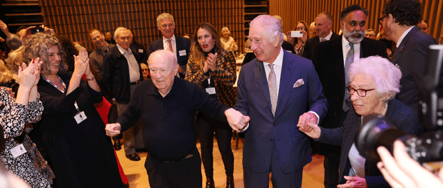 Regele Charles al III-lea a dansat cu sora vitregă a Annei Frank pentru a sărbători Hanukah