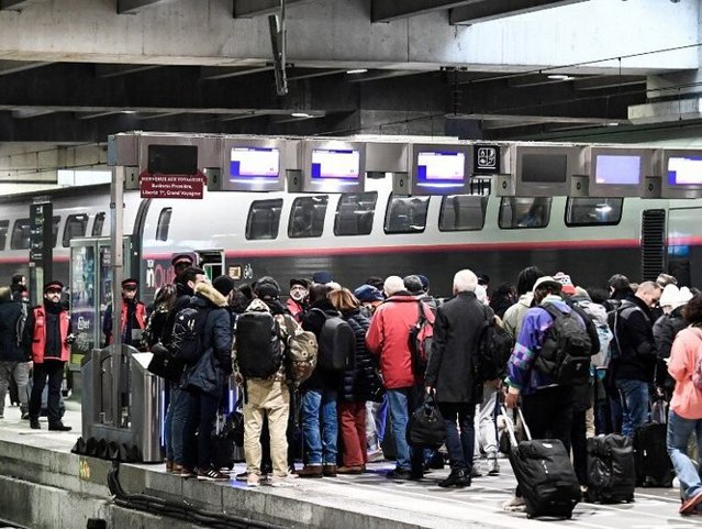 Doi indivizi suspectaţi de terorism, reţinuţi la Paris sub acuzaţia că voiau să comită un atentat