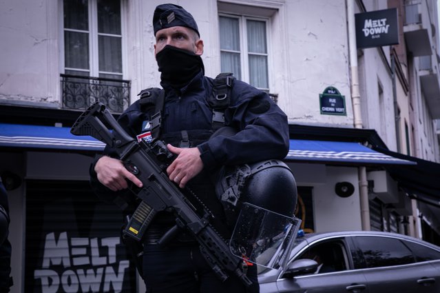 Teroare la Paris. Doi morţi şi patru răniţi într-un atac armat