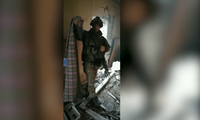 a cerut să fie „acoperit”, iar celălalt i-a adus o pătură