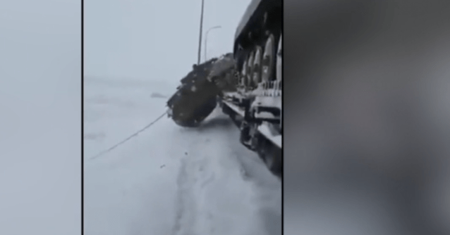 Armata rusă încearcă să descarce un tanc din tren, dar rezultatul este de toată jena