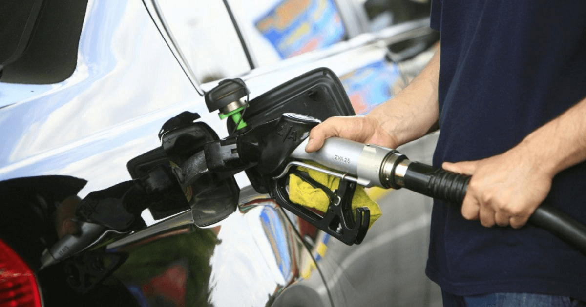 Benzina și motorina s-au scumpit: Cu cât a crescut prețul carburanților