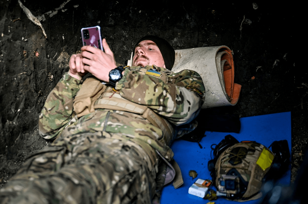 Războiul Rusiei în Ucraina arată de ce trupele trebuie să învețe să-și pună telefoanele deoparte