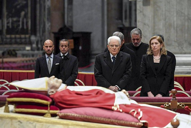 Funeraliile Papei Emeritus Benedictus al XVI-lea. Cei îndoliaţi s-au adunat în Piaţa Sfântului Petru ca să-şi ia rămas bun de la fostul papă
