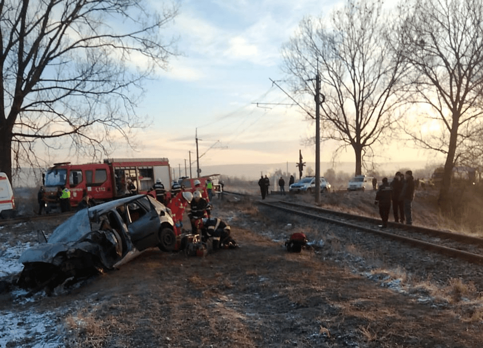 Tragedie fără seamăn într-o familie din Neamț. Doi frați au murit după ce mașina în care erau a fost spulberată de tren