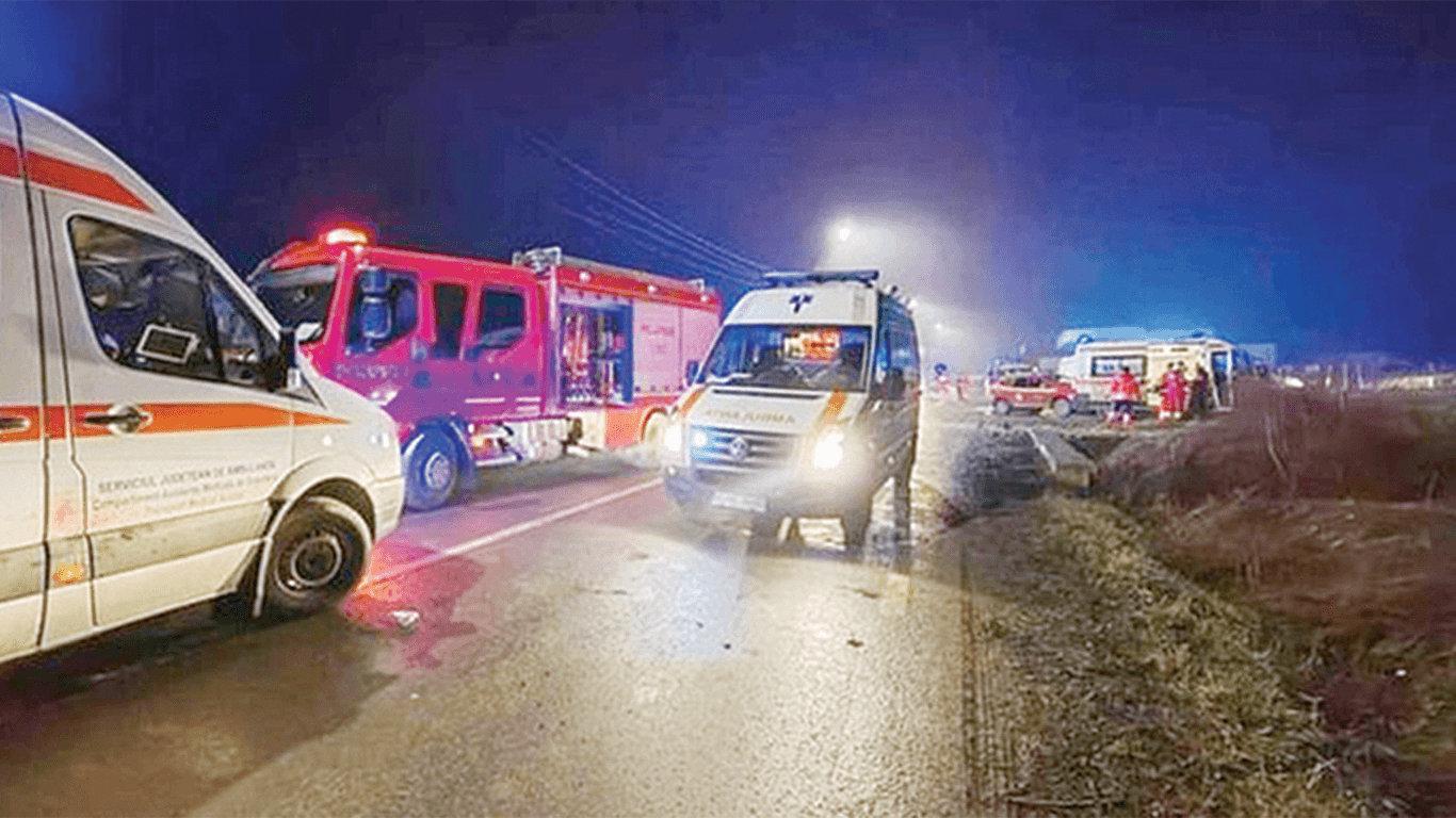 Tragedie pe DN3 A. Şoferul unui autoturism a murit pe loc după ce s-a izbit de un utilaj agricol