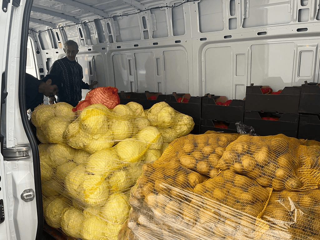 Mitropolitul Banatului a stat la masă cu săracii. Eparhia a donat apoi Cantinei sociale tone de alimente FOTO