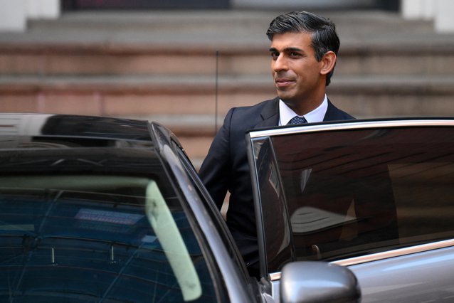 Rishi Sunak, amendat după ce s-a filmat fără centură de siguranţă