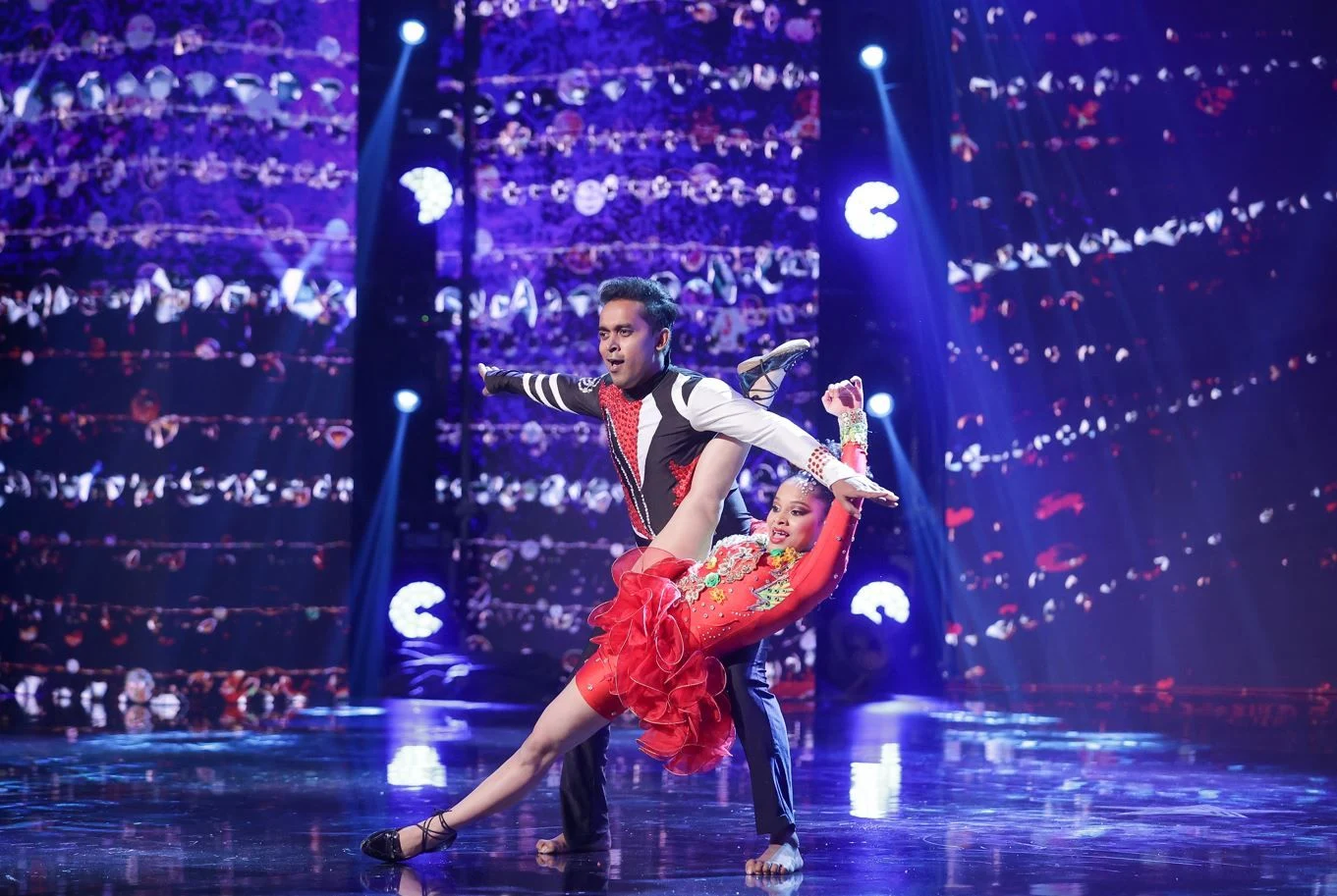 „Românii au talent“: Bad Salsa Group din India a luat al doilea Golden Buzz de la Smiley și Pavel Bartoș FOTO