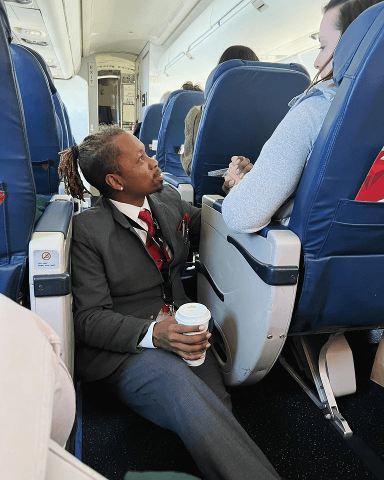 Imagine virală cu un însoțitor de bord care a stat pe parcursul zborului pe podeaua avionului. Care a fost motivul