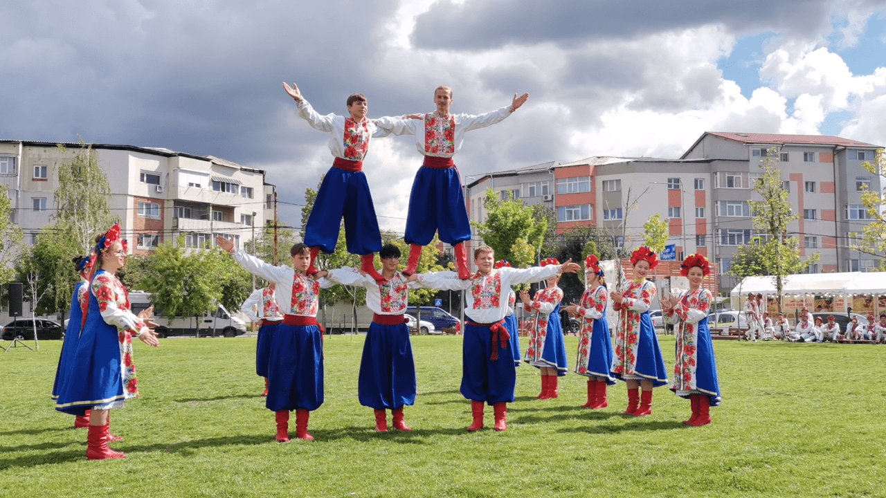 Ucrainenii-zburători din nordul țării. Acrobații folclorului sunt pregătiți de Victor Semciuc, antrenorul Elisabetei Lipă