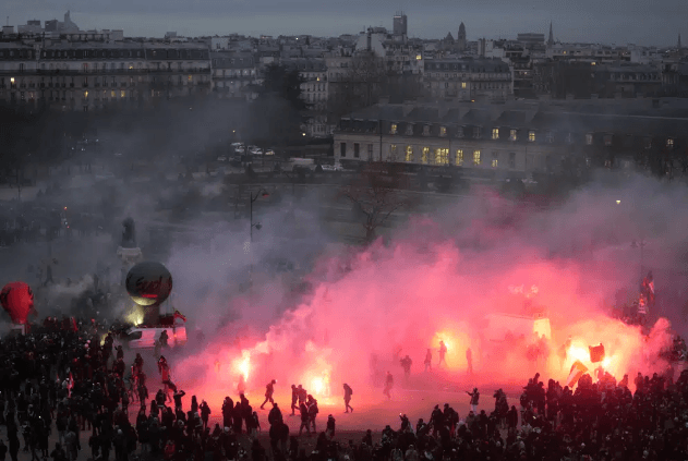 Peste 1,2 milioane de francezi au ieşit în stradă împotriva planului preşedintelui Emmanuel Macron de a creşte vârsta de pensionare de la 62 la 64 de ani / Greve şi noi proteste anunţate