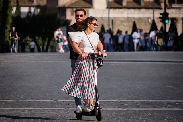 Problema care „dezbină” Parisul. Locuitorii sunt invitaţi la vot pentru interzicerea trotinetelor electrice de închiriat
